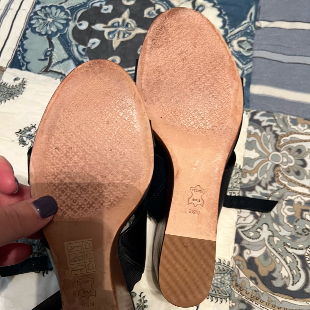 Tory Burch - navy wedge sandal with silver logo. Excellent condition. Size 9.5 - Picture 3 of 5